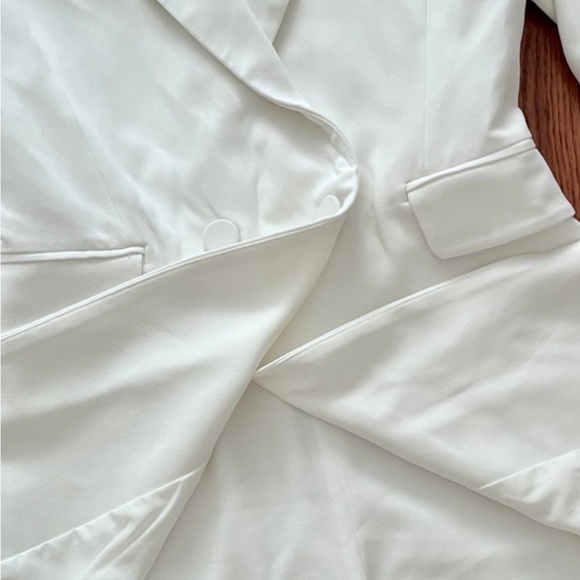 Alice + Olivia Kyrie Tuxedo Skort
Romper - Picture 15 of 16